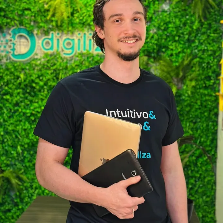 Colaborador Digiliza no escritório