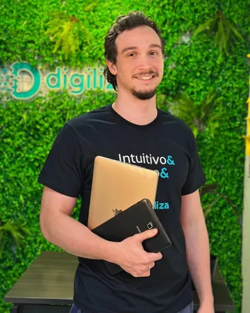 Colaborador Digiliza com notebook e tablet