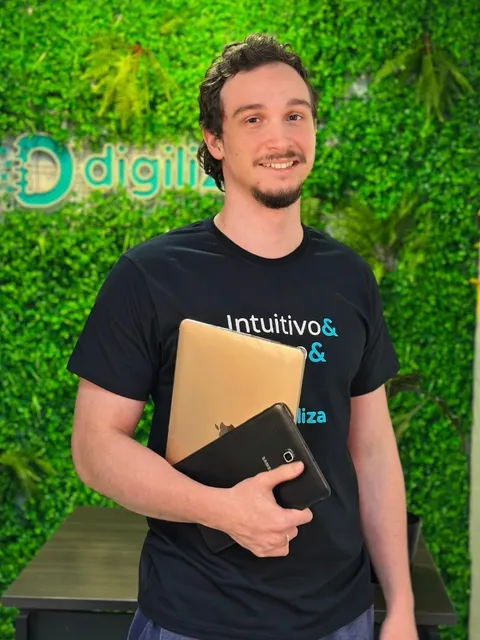 Colaborador Digiliza com notebook e tablet