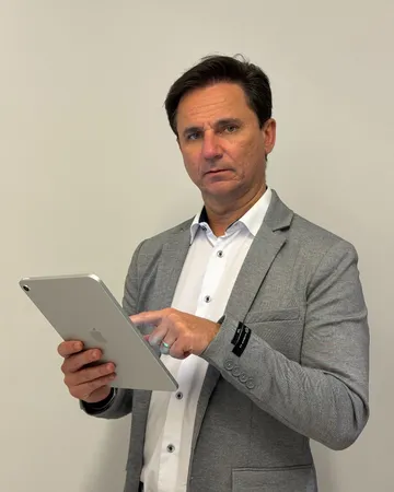 Colaborador Digiliza com tablet