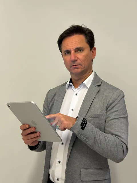 Colaborador Digiliza com tablet