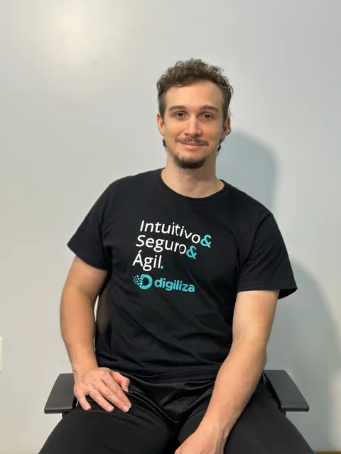 Colaborador Digiliza com camiseta da marca