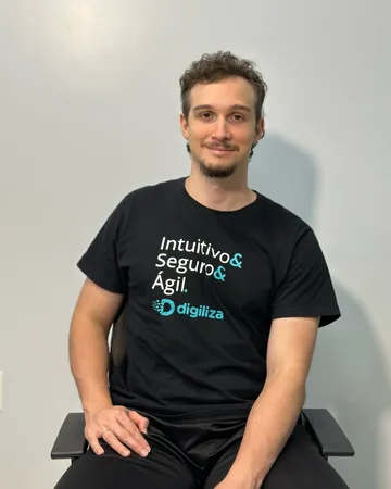 Colaborador Digiliza com camiseta da marca