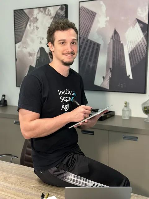 Colaborador Digiliza com tablet e stylus