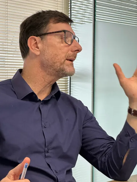 Colaborador Digiliza em conversa no escritório