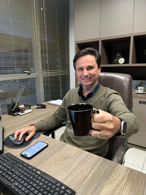 Colaborador Digiliza com café no escritório
