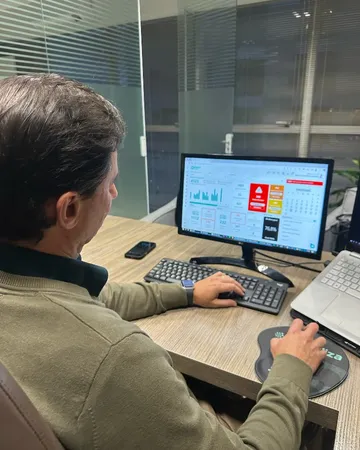Colaborador Digiliza trabalhando no computador