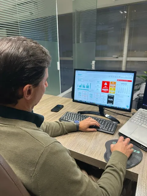 Colaborador Digiliza trabalhando no computador