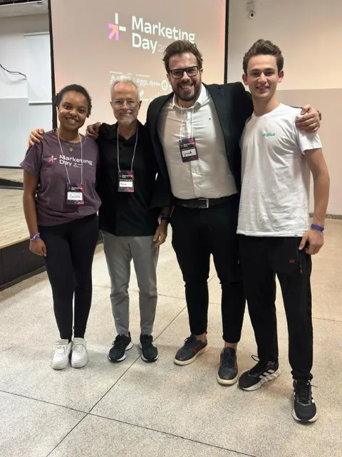 Equipe Digiliza reunida em evento de marketing