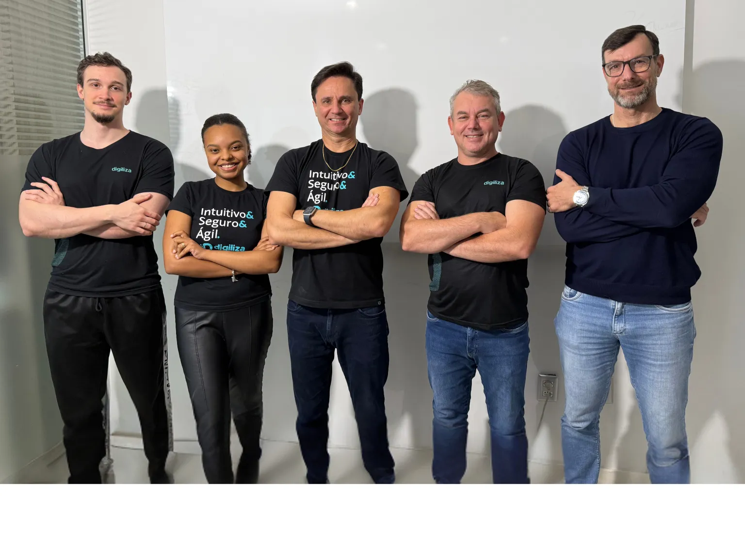 Sócios da Digiliza reunidos em sala de reunião trabalhando em notebooks