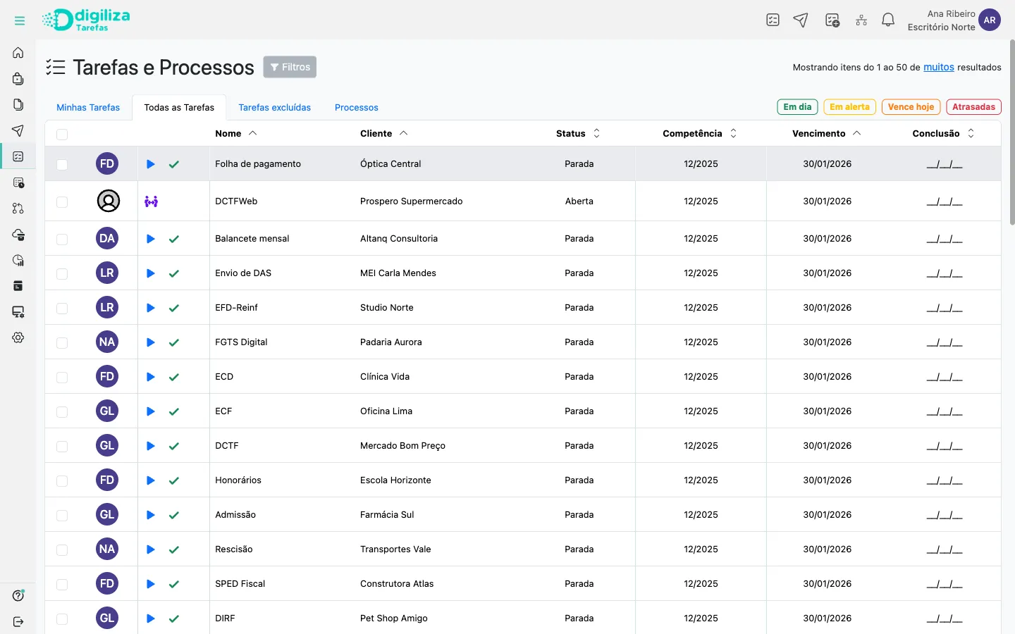 Lista de tarefas e processos com cliente, status, competência e vencimento