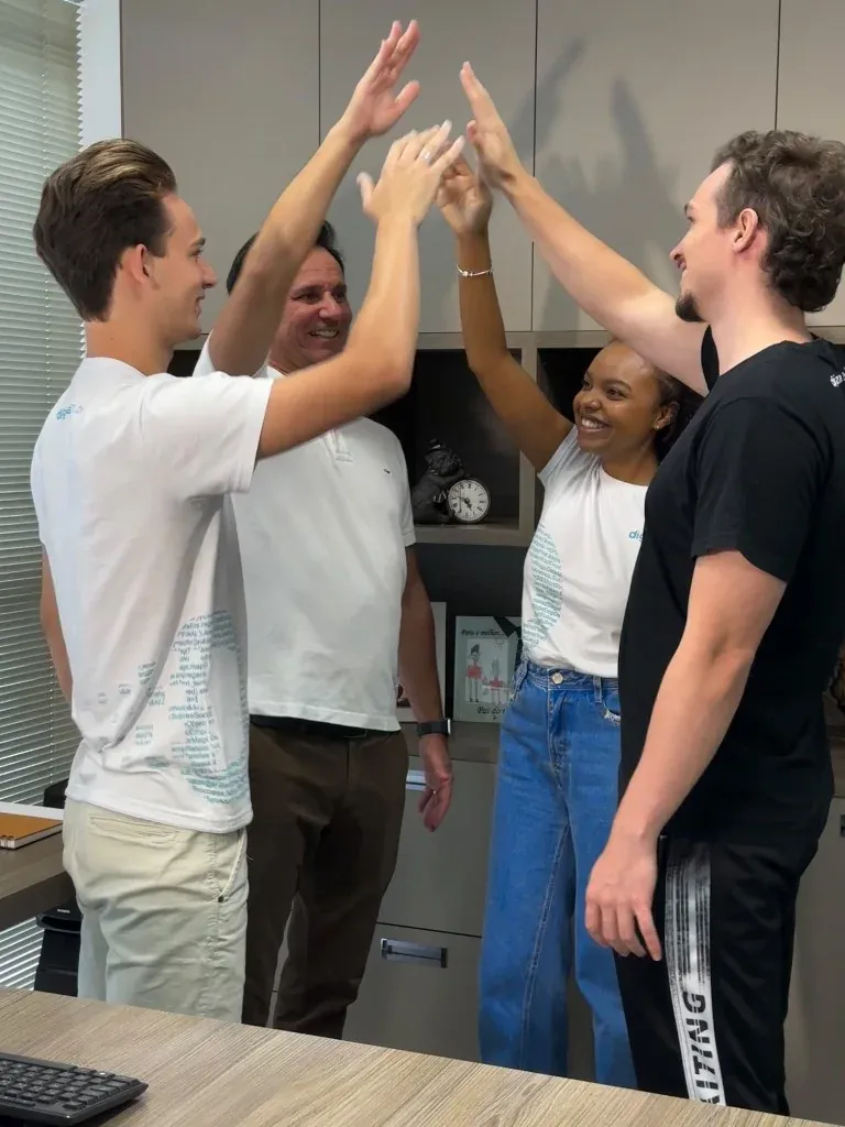 Equipe celebrando resultado no escritório, comece o teste grátis da Digiliza