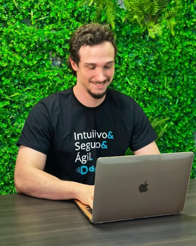 Colaborador Digiliza trabalhando no notebook