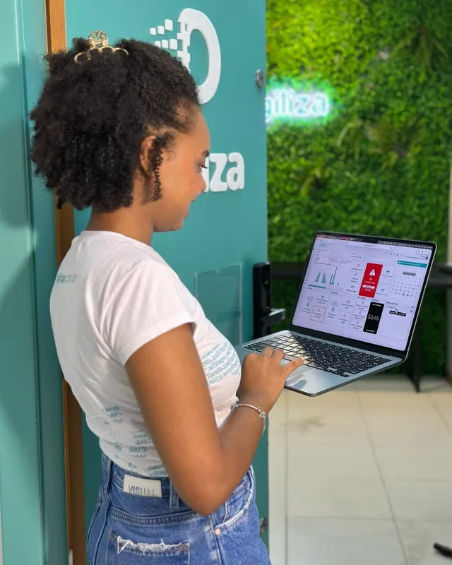 Colaboradora Digiliza com laptop no escritório