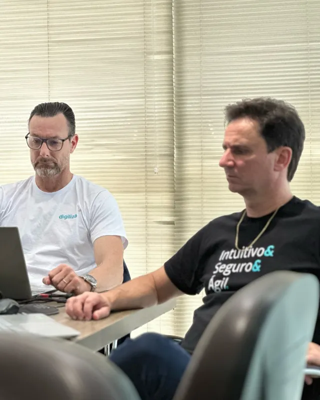 Time Digiliza em reunião de trabalho
