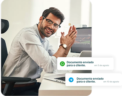 Profissional sorrindo no escritório com notificações de documentos enviados ao cliente.