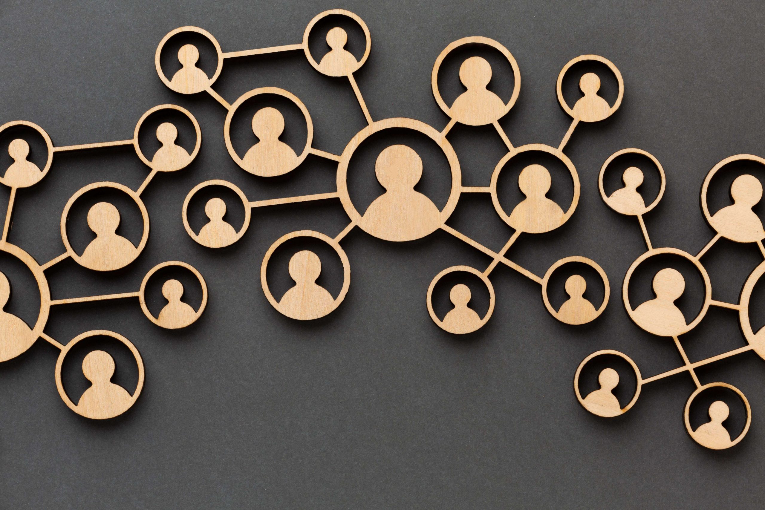 Ilustração em madeira representando pessoas conectadas em rede.