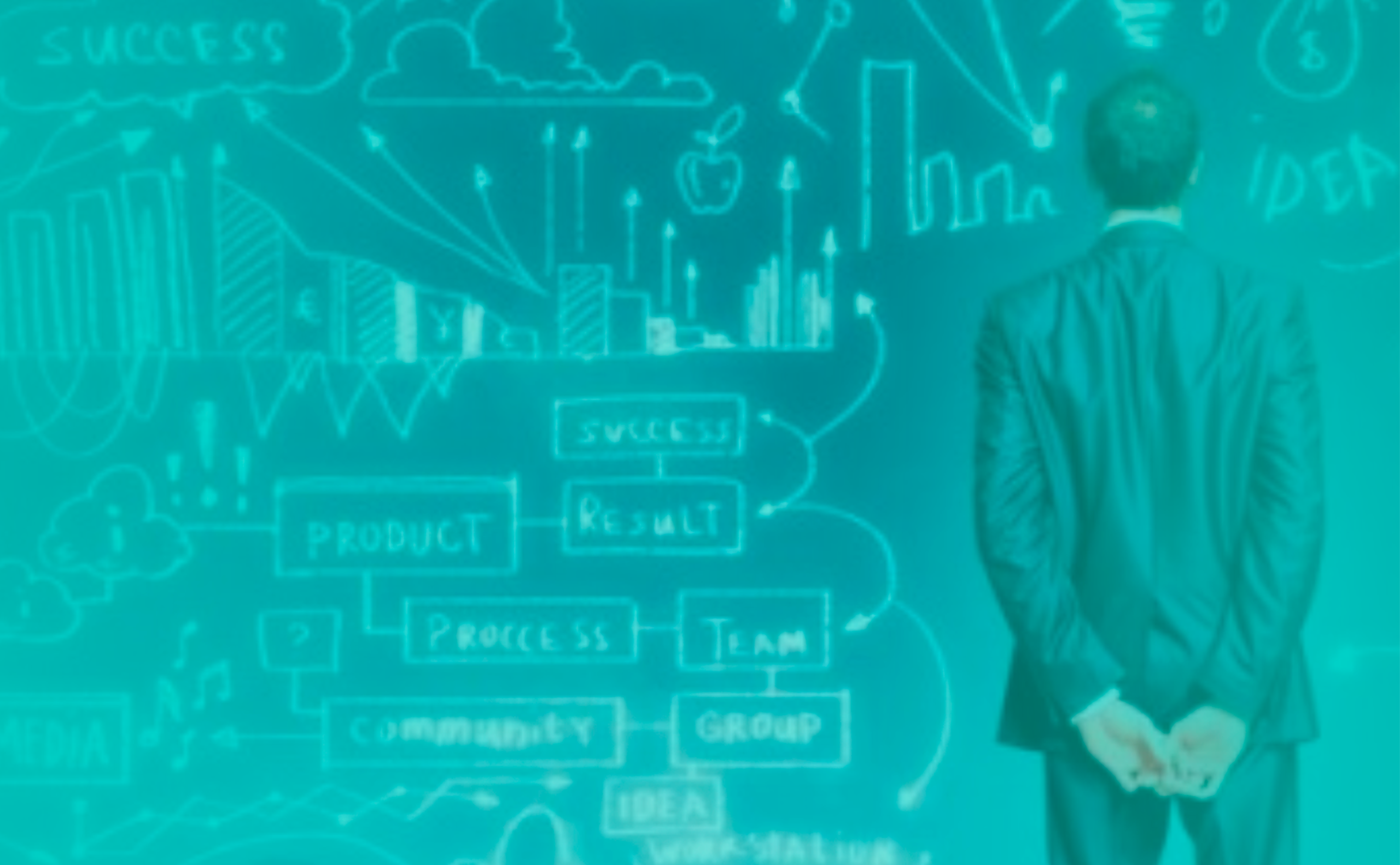 Homem observando painel com gráficos e fluxos estratégicos em fundo verde.