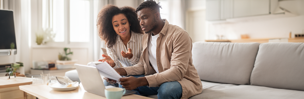 casal fazendo a declaração do imposto de renda 2024