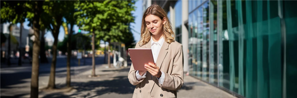 Contadora sorridente caminhando enquanto aprende sobre contabilidade sustentável no Blog Digiliza