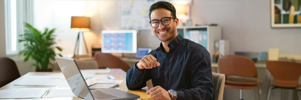 Profissional da contabilidade fazendo análise de tendências de carreira para contadores