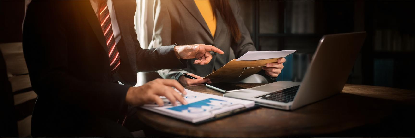 Profissionais da contabilidade fazendo cálculos para ajudar em crise financeira