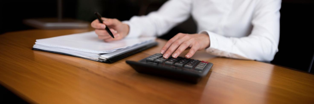 Profissional calculando ICMS