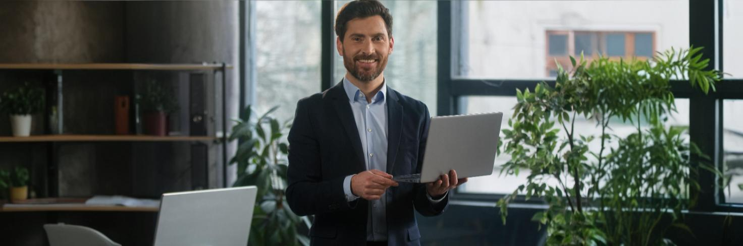 Profissional realizando consultoria contábil