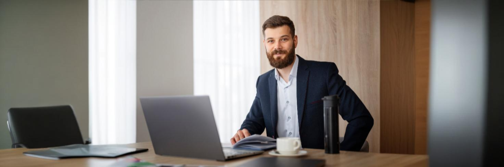 Profissional realizando consultoria contábil