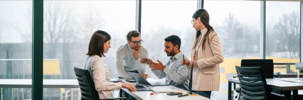 Profissionais discutindo sobre a inadimplência nos escritórios contábeis
