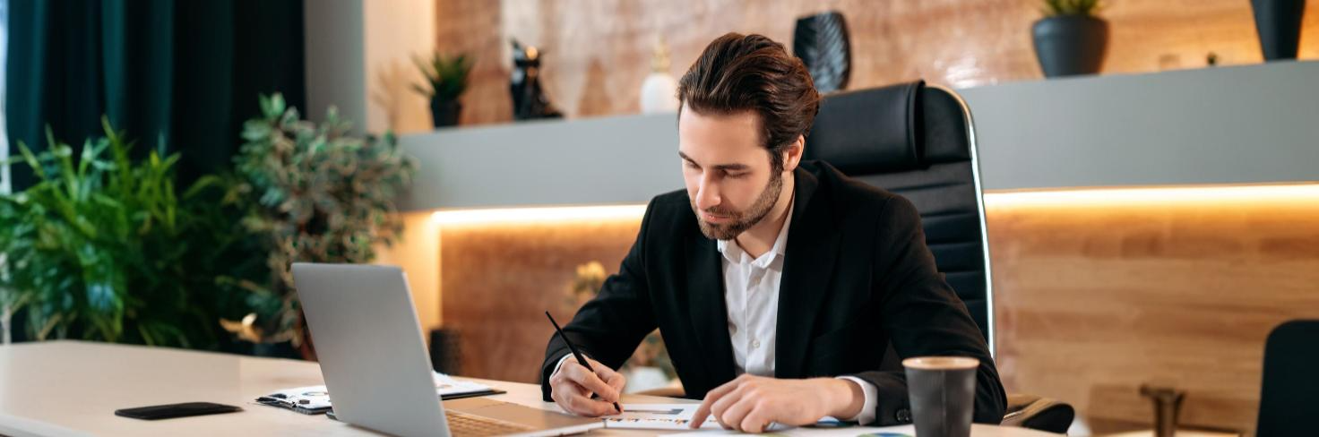 Profissional calculando o Fator R