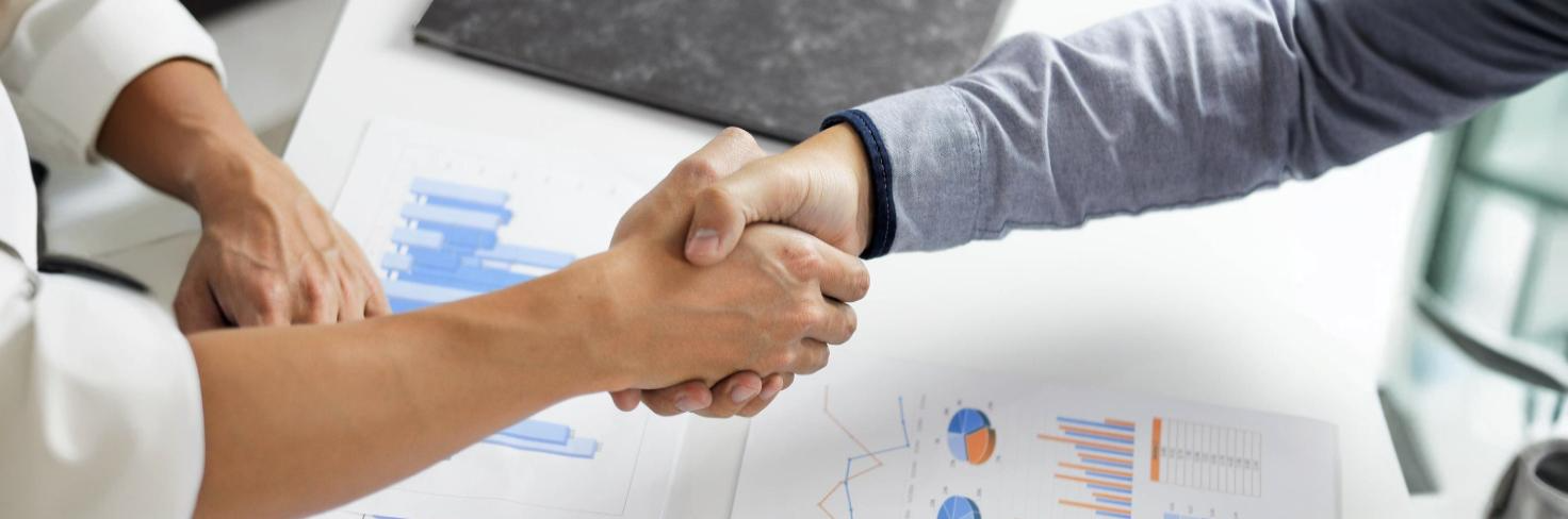 Profissional obtendo informe de rendimentos para o IR 2025