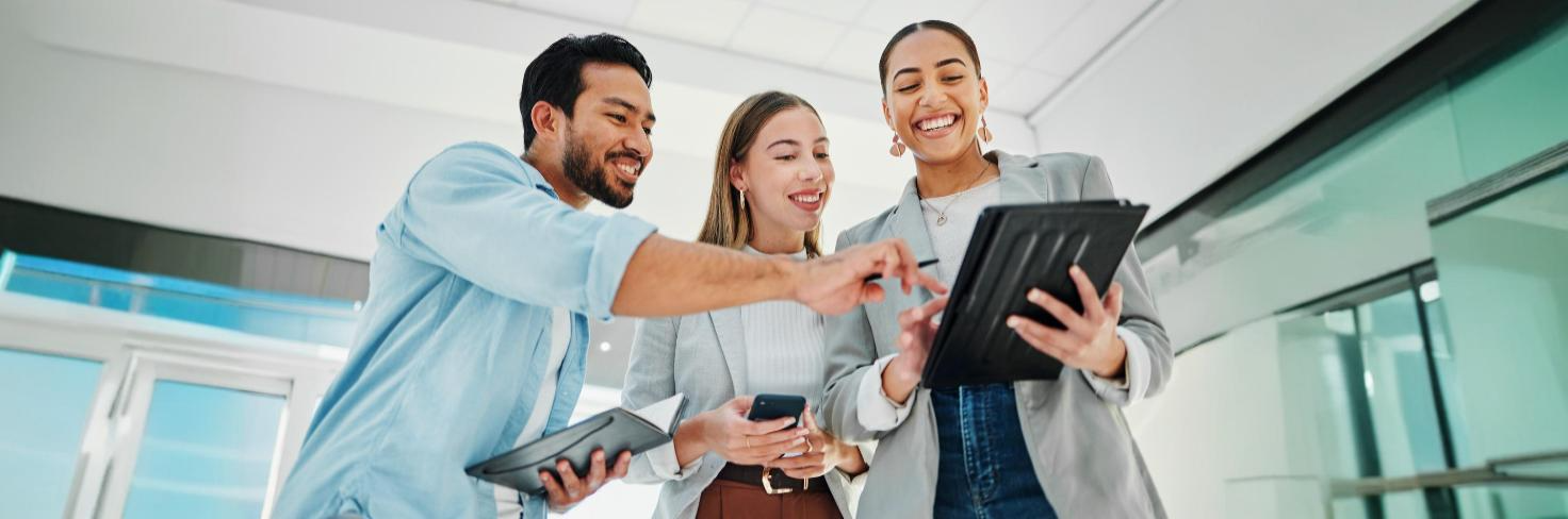 Profissionais trabalhando no IR 2025