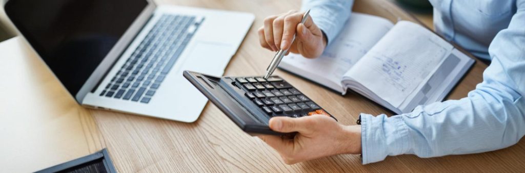 Profissional aprendendo a se destacar no mercado da consultoria contábil