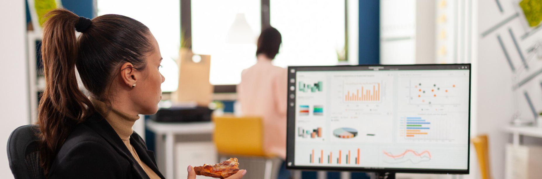 Contadora usando marketing digital