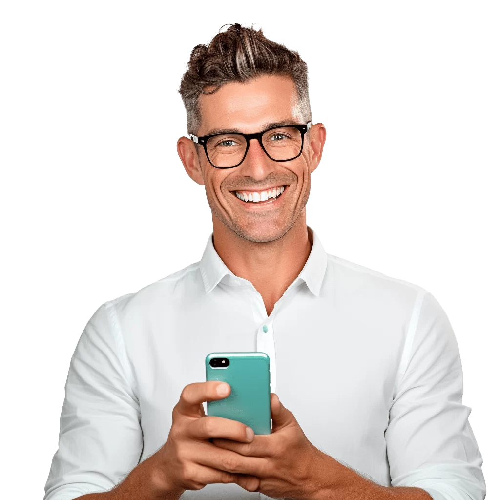 Homem sorridente usando smartphone, representando atendimento digital e comunicação ágil