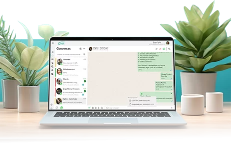 Interface do Digiliza Chat em notebook sobre mesa, com conversas organizadas em ambiente profissional