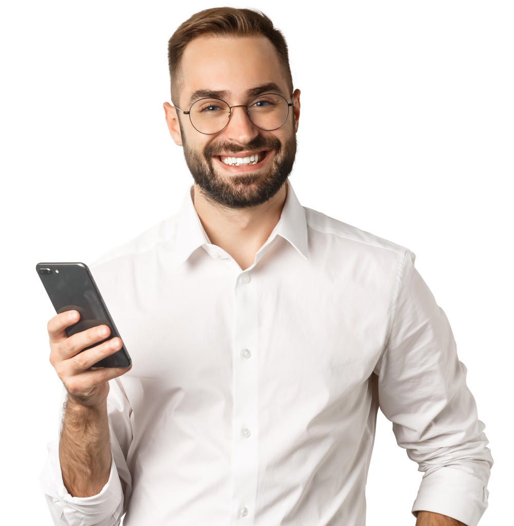 Homem sorrindo com camisa branca segurando um smartphone, em fundo transparente