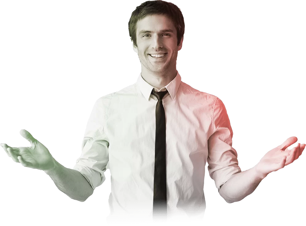 Homem sorrindo de camisa branca e gravata com braços abertos