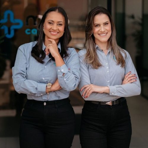 Duas profissionais da Mais Contábil em frente ao escritório