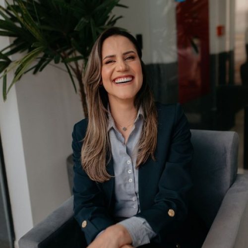 Profissional da Mais Contábil sentada sorrindo