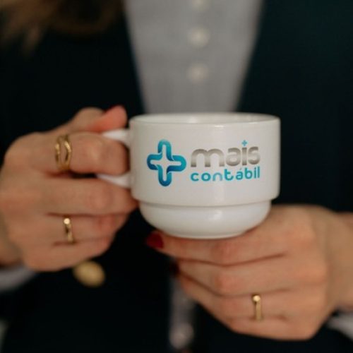 Xícara da Mais Contábil em close
