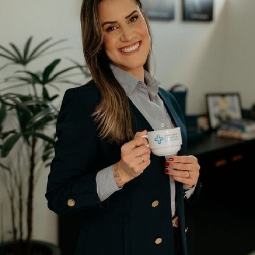 Profissional da Mais Contábil segurando xícara