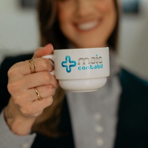 Xícara com logo da Mais Contábil