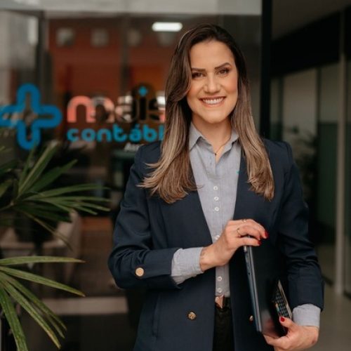 Profissional da Mais Contábil com pasta no escritório