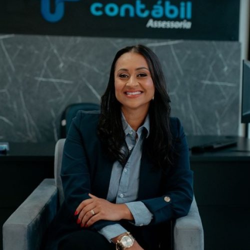 Profissional da Mais Contábil sentada no escritório