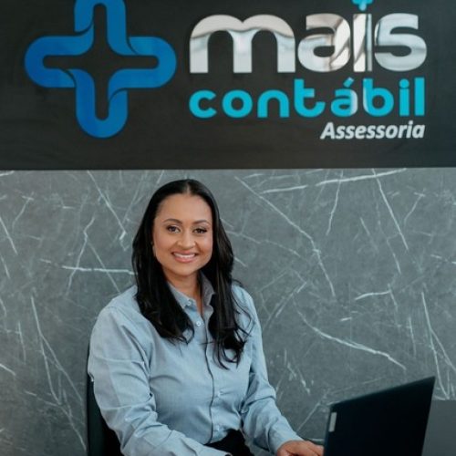 Profissional da contabilidade trabalhando em escritório