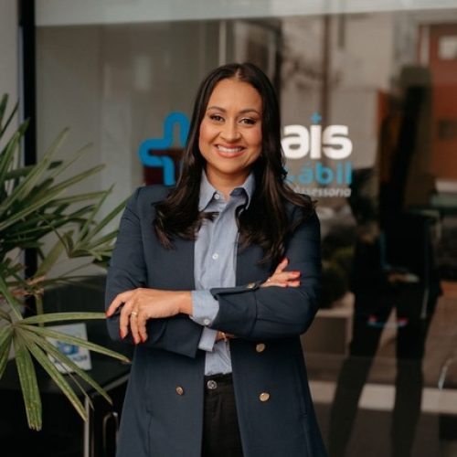 Profissional em frente ao escritório contábil Mais Contábil