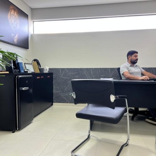 Cliente da Digiliza Robson trabalhando com a Digiliza em retrato profissional sorrindo.